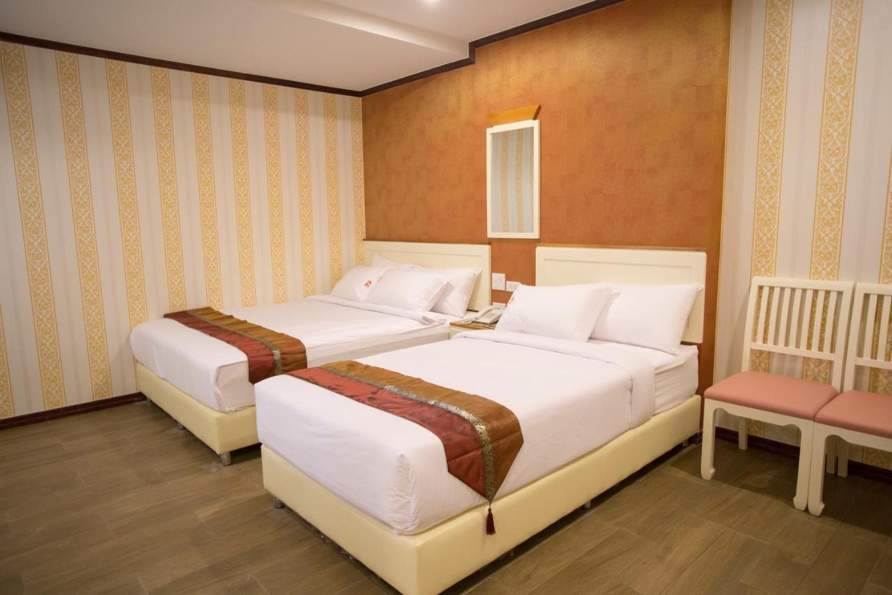 J&Y Hotel Latphrao 35 Bangkok Exterior photo